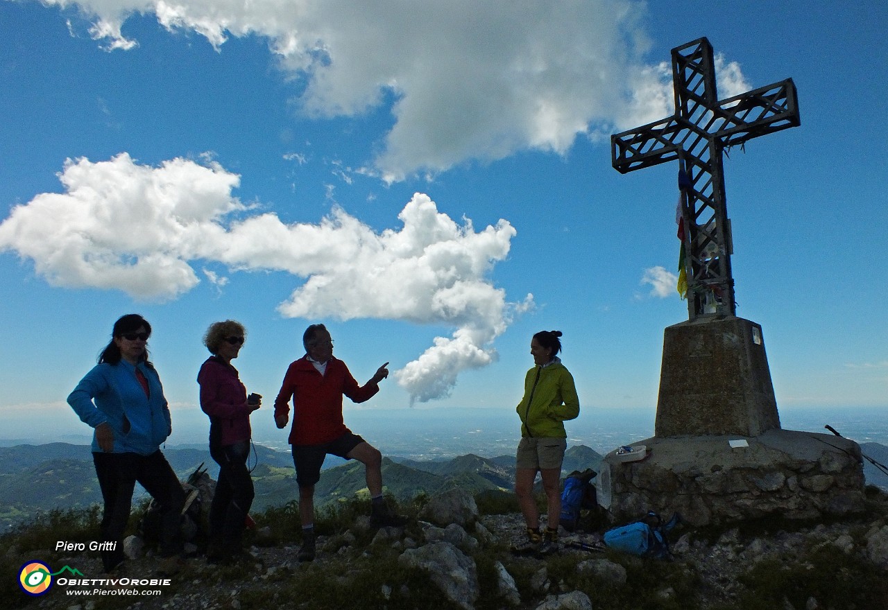 03 Dalla croce del Monte Alben vista verso valli e pianura.JPG